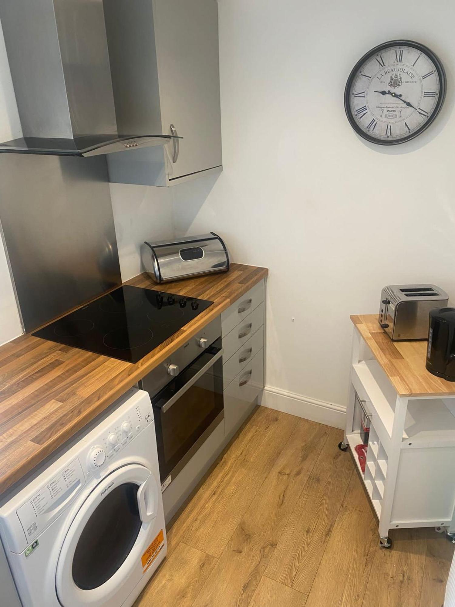Large Luxury Appartment Cobham  Bagian luar foto